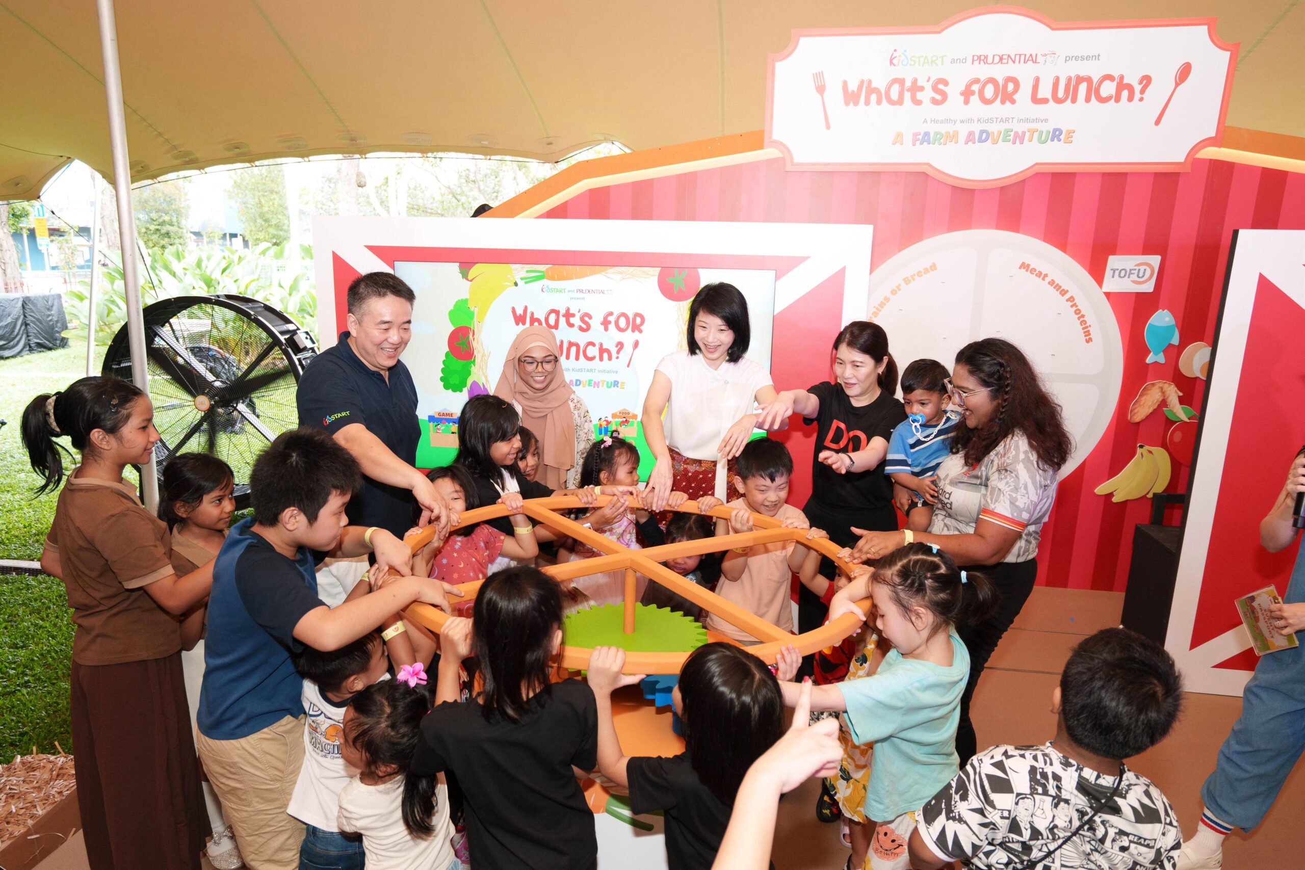 Fuel your child's growth and development in Singapore with healthy eating habits! Discover nutritious lunchbox ideas and practical tips for fostering a positive relationship with food from a young age.